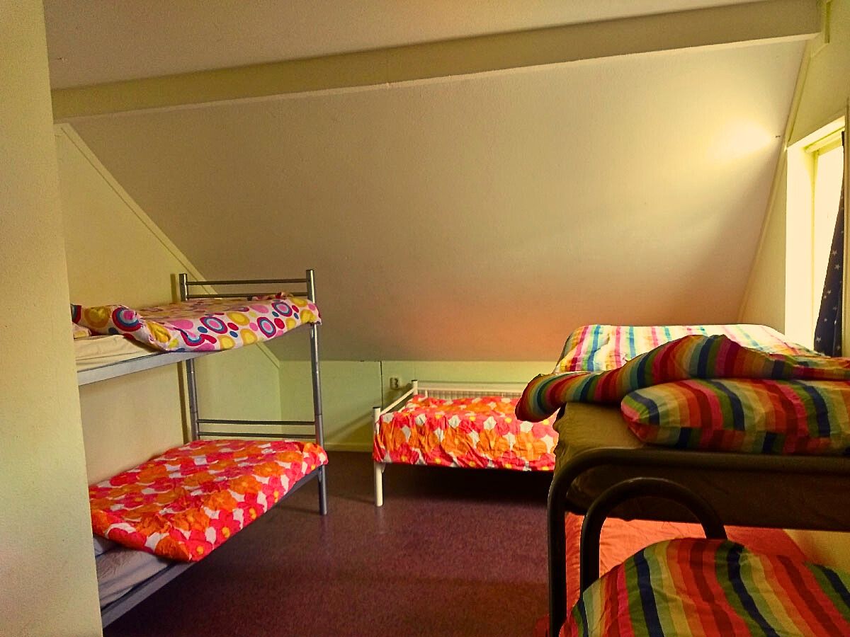 Slaapzaal en kamers bij Laarbrug
